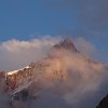 Die 5-Tausender des Fan-Gebirges im ewigen Sonne-Wolken-Spiel. Geologisch gesehen besteht das Gebirge überwiegend aus metamorphen Kalkstein.